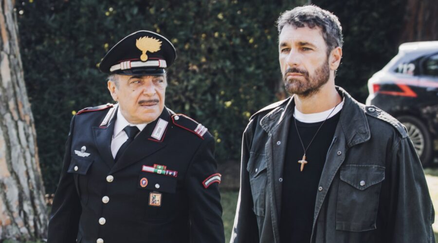 Da sinistra: Nino Frassica e Raoul Bova in una scena di “Don Matteo 14”. Credits: Virginia Bettoja /Rai.