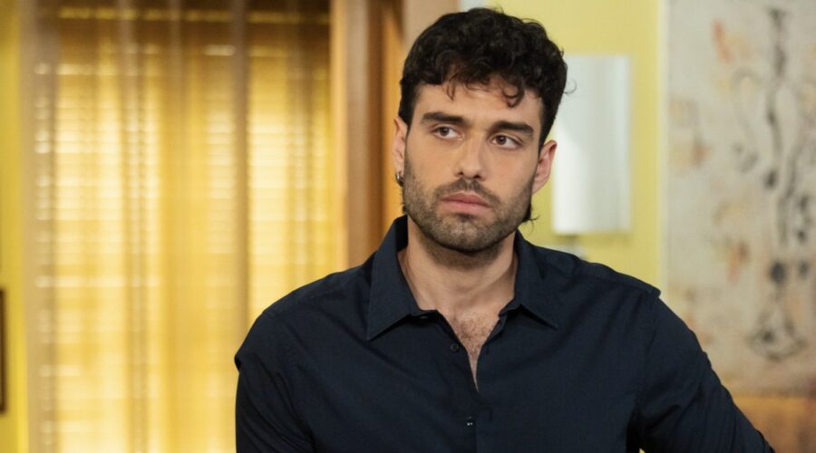 Vladimir Randazzo (Nunzio) in una scena di “Un Posto Al Sole”. Credits: Rai.