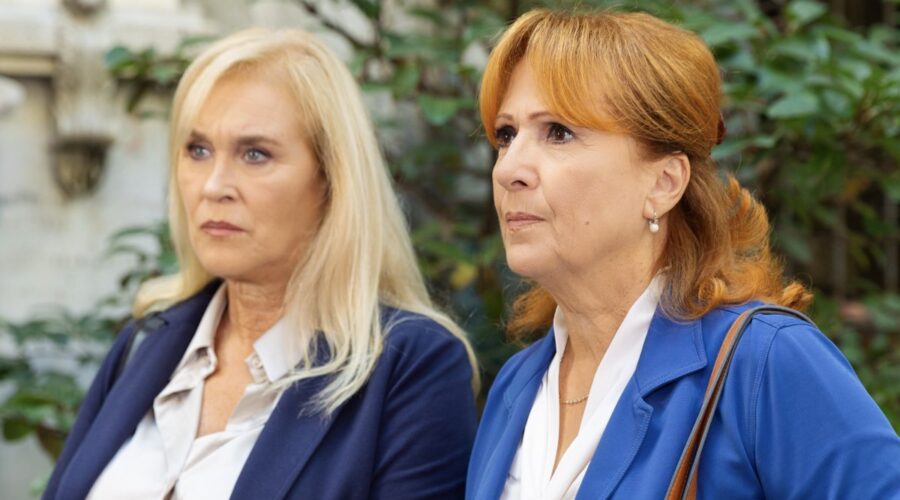 Da sinistra: Marina Giulia Cavalli (Ornella) e Marina Tagliaferri (Giulia) in una scena di “Un Posto Al Sole”. Credits: Rai.