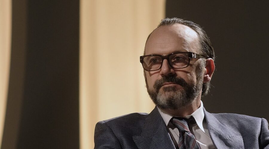 Paolo Pierobon (Sebastiano Sampieri) in una scena di “Mike”, Credits: Rai.