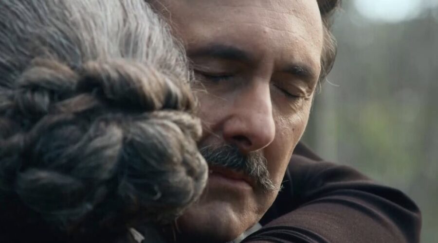 Da sinistra: Marga Martínez (Petra Arcos) e Miquel García Borda (don Ignacio) in una scena de “La Promessa”. Credits: Credits: RTI Mediaset.