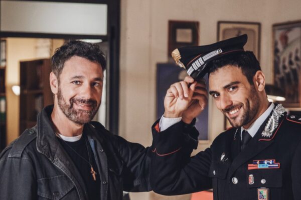 Da sinistra Raoul Bova (Don Massimo) e Eugenio Mastrandrea (Diego Martini) in una scena di “Don Matteo 14”. Credits: Rai e Virginia Bettoja Per Lux Vide.