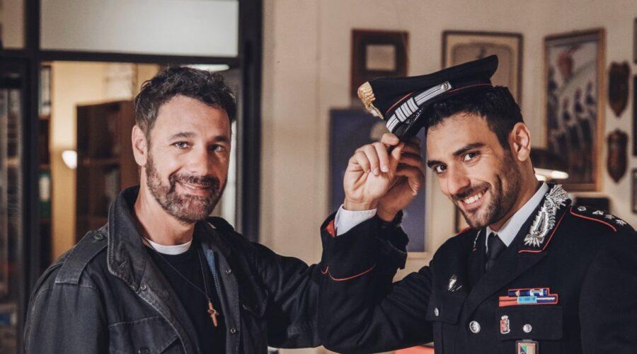 Da sinistra Raoul Bova (Don Massimo) e Eugenio Mastrandrea (Diego Martini) in una scena di “Don Matteo 14”. Credits: Rai e Virginia Bettoja Per Lux Vide.