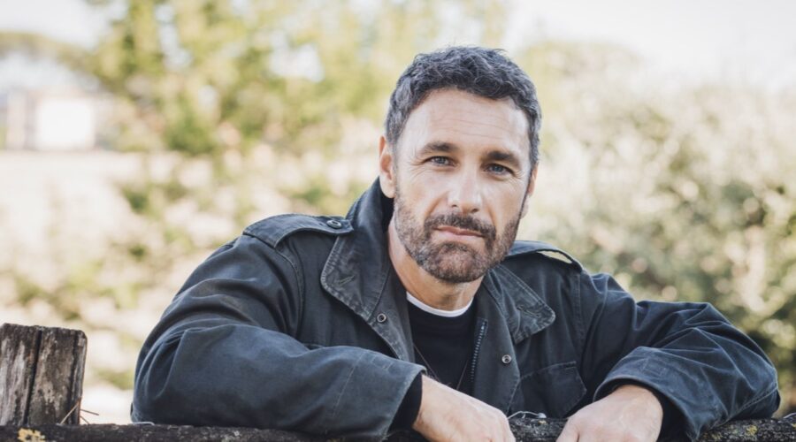 Raoul Bova (Don Massimo) in un posato per “Don Matteo 14”. Credits: Virginia Bettoja e Rai.