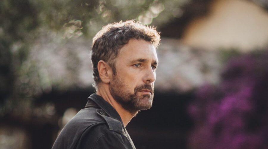 Raoul Bova (Don Massimo) in un posato per “Don Matteo 14”. Credits: Virginia Bettoja e Rai.
