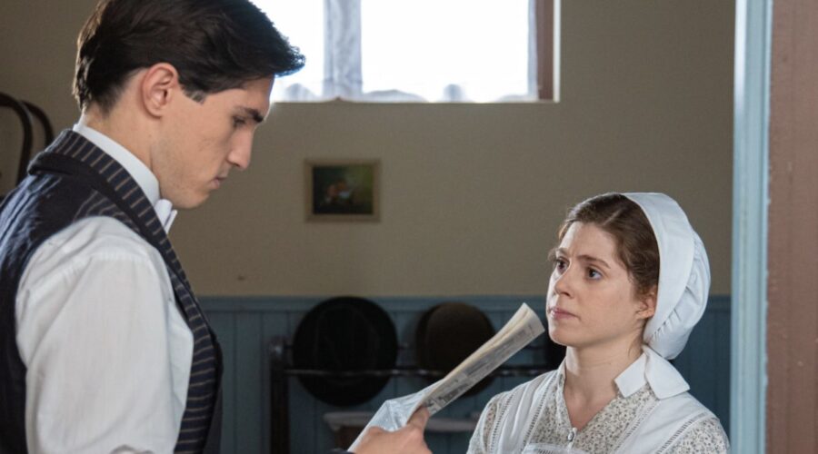 Da sinistra: Mario García (Salvador Romea) e Sara Molina (Maria Fernandez) in una scena de “La Promessa”. Credits: RTI Mediaset.