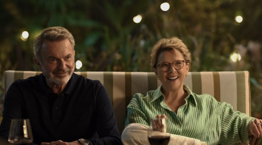 Da sinistra: Sam Neill (Stan Delaney) e Annette Bening (Joy Delaney) in una scena di “Apples Never Fall” Credits: Timvision.