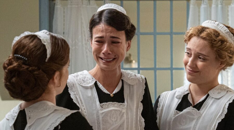 Sara Molina (Maria Fernandez); Andrea Del Rio (Teresa Villamil); Ana Garces (Jana Exposito) In La Promessa Credits Rete In Rete
