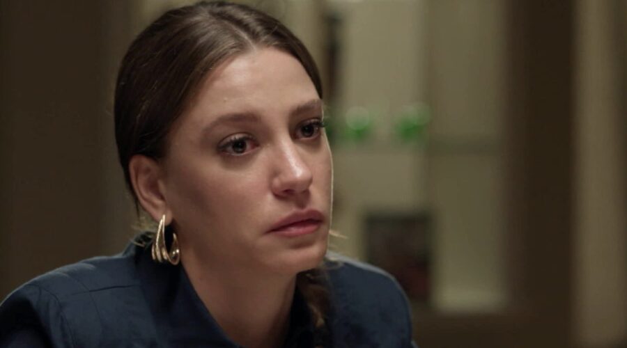Screenshot di Serenay Sarikaya (Devin) in “The Family”. Credits: RTI Mediaset/Cattura schermo Mediaset Infinity.