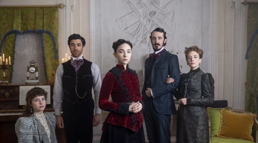 Da sinistra: Sinead Thornhill, Eduardo Scarpetta, Matilda De Angelis, Pier Luigi Pasino, Sara Lazzaro in “La legge di Lidia Poët” 2 Credits: Lucia Iuorio/Netflix.