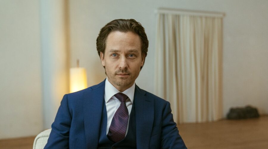 Tom Schilling (Björn Diemel) in una scena di “Inspira, Espira, Uccidi“ Credits: Courtesy Of Netflix © 2024.