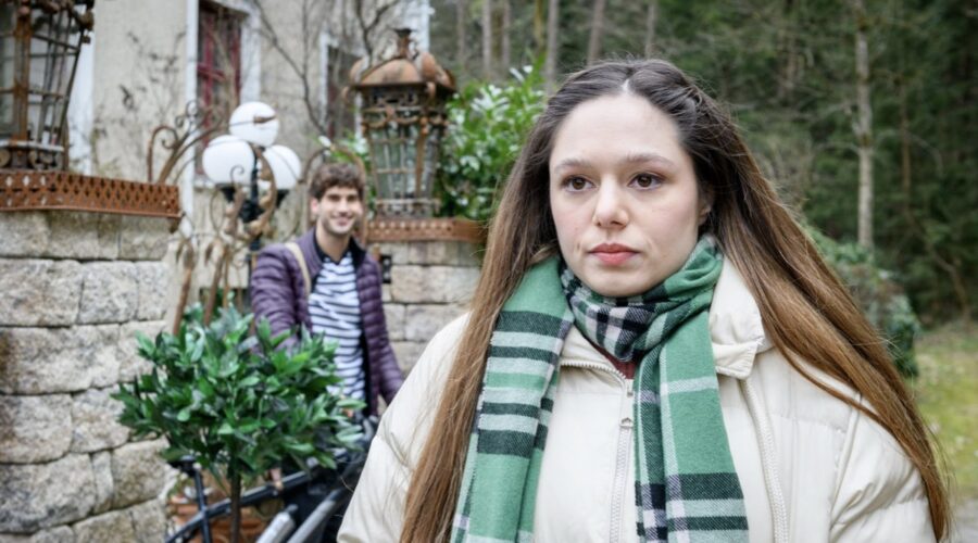 Da sinistra: Christopher Jan Busse (Noah Schwarzbach) e Aylin Ravanyar (Valentina Saalfeld) in “Tempesta D'Amore”. Credits: Das Erste/RTI Mediaset.