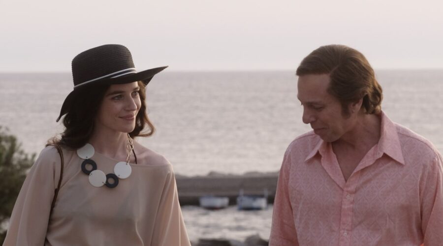 Da sinistra: Valentina Romani (Daniela Zuccoli) e Claudio Gioè (Mike Bongiorno) in una scena di “Mike”, Credits: Rai.