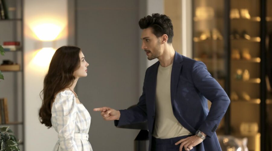 Da sinistra: Burcu Özberk (Esra Erten) e Ilhan Sen (Ozan Korfali) in una scena di “Love, Reason, Get Even”. Credits: RTI Mediaset.