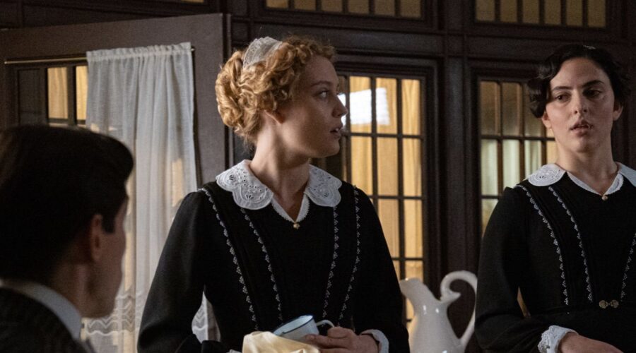 Da sinistra: Ana Garces (Jana Exposito) e Andrea Del Rio (Teresa Villamil) in una scena de “La Promessa”. Credits: RTI Mediaset.