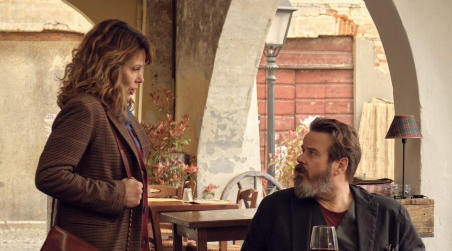 Da sinistra: Barbora Bobulova (Marina) e Giuseppe Battiston (Stucky) in una scena di “Stucky”. Credits: Rai.