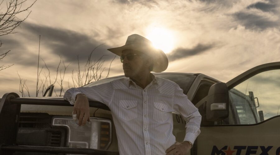 Billy Bob Thornton (Tommy) in una scena di “Landman” Credits: Paramount Plus.