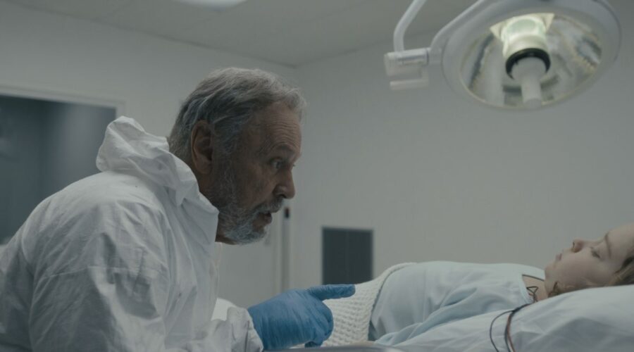 Billy Crystal (Eli) in una scena di “Before”. Credits: Apple TV Plus.