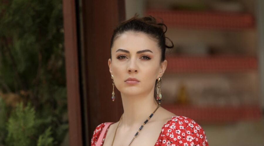 Burcu Özberk (Esra Erten) in una scena di “Love, Reason, Get Even”. Credits: RTI Mediaset.
