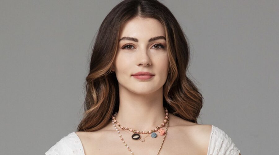 Burcu Özberk (Esra Erten) in un posato per “Love, Reason, Get Even”. Credits: RTI Mediaset.