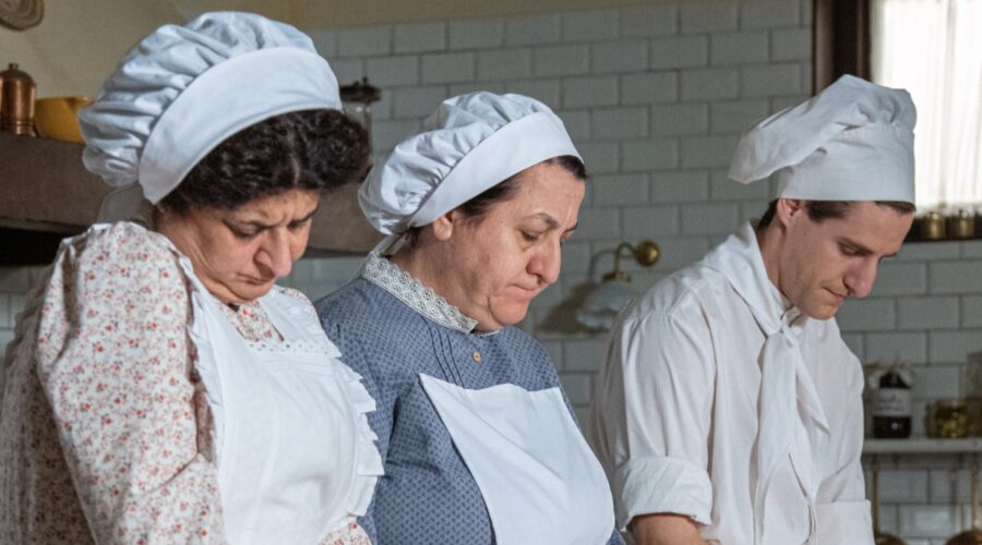 Carmen Flores (Simona Martínez); Teresa Quintero (Candela García); Enrique Fortún (Lopez Ruiz ) In La Promessa 308 Credits Rete In Rete