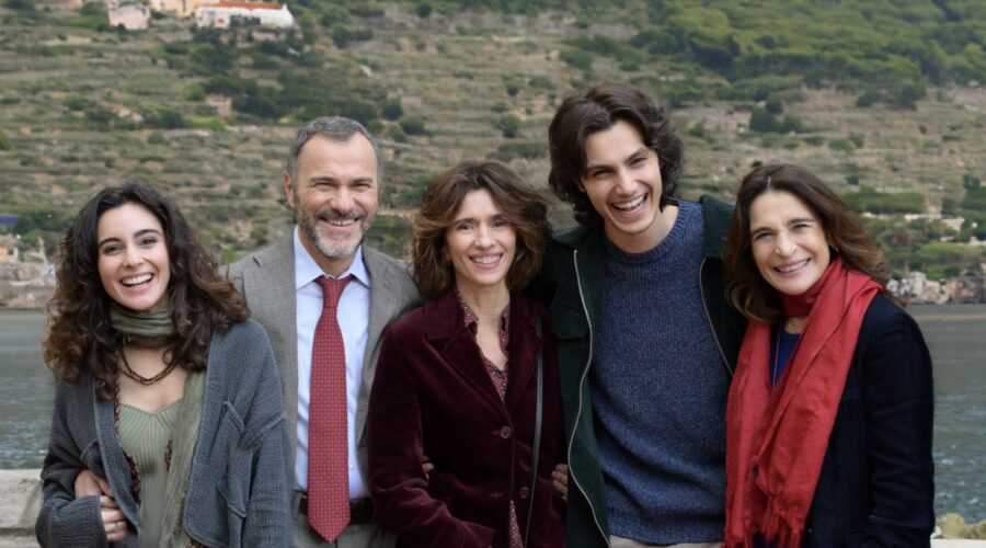 Da sinistra: Chiara Celotto (Alagia), Massimiliano Gallo (Vincenzo), Teresa Saponangelo (Nives), Francesco Cavallo (Alfredo) e Lina Sastri (Assunta) in un posato per 