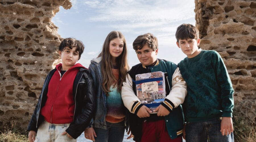 Da sinistra: Christian Chiummariello, Melissa Caturano, Catello Buonocore e Gennaro Filippone in una scena di “Uonderbois”. Credits: Giulia Parmigiani e Disney+.