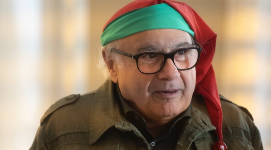 Danny Devito In Una Scena Di Ops È Già Natale Credits Notorious Pictures