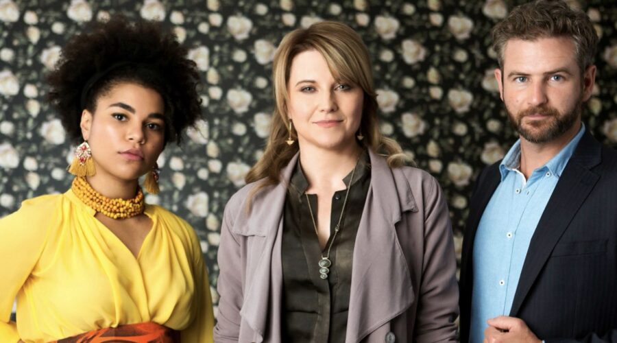 Da sinistra: Ebony Vagulans (Madison), Lucy Lawless (Alexa) e Bernard Curry (Detective) in un posato per “Alexa: Vita Da Detective”. Credits: Giallo.