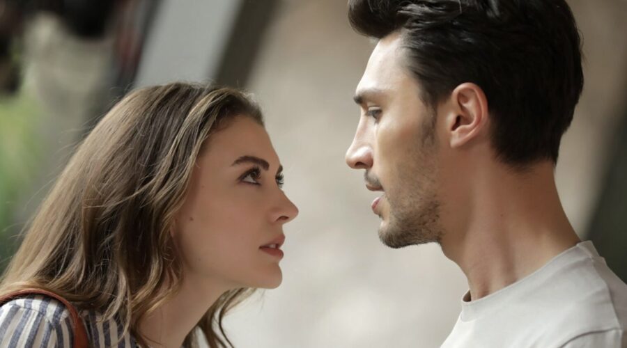 Da sinistra: Burcu Özberk (Esra Erten) e Ilhan Sen (Ozan Korfali) in una scena di “Love, Reason, Get Even”. Credits: RTI Mediaset.