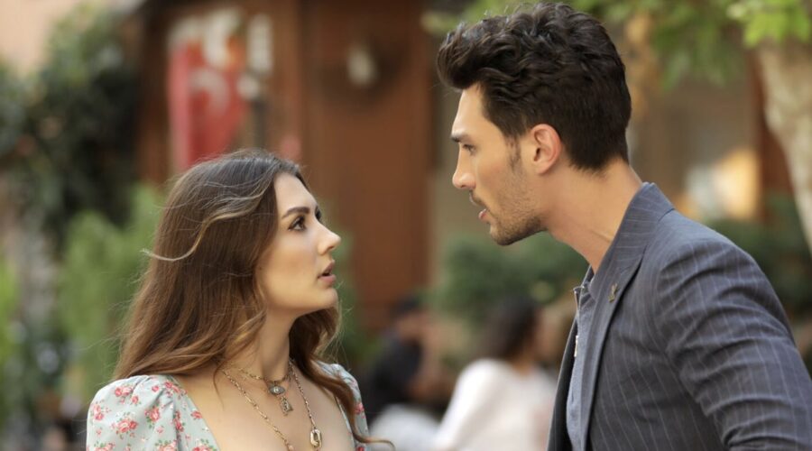 Da sinistra: Burcu Özberk (Esra Erten) e Ilhan Sen (Ozan Korfali) in una scena di “Love, Reason, Get Even”. Credits: RTI Mediaset.