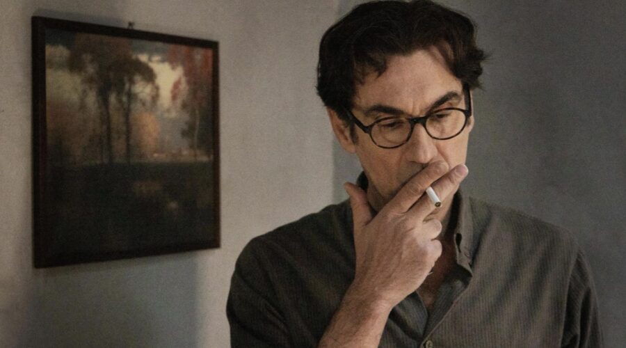 Fabrizio Gifuni (Nino) in una scena di “L'amica geniale 4”. Credits: Rai.