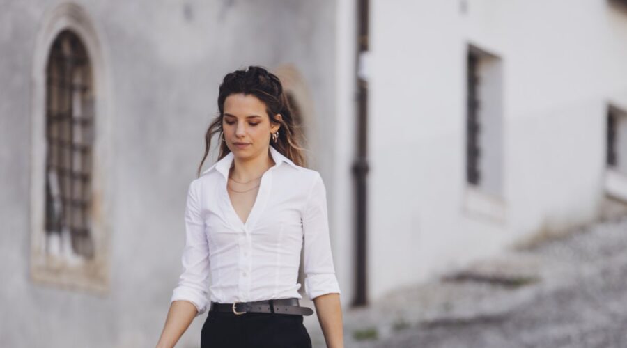 Federica Sabatini (Giulia Mezzanotte) in una scena di “Don Matteo 14”. Credits: Rai e Virginia Bettoja Per Lux Vide.