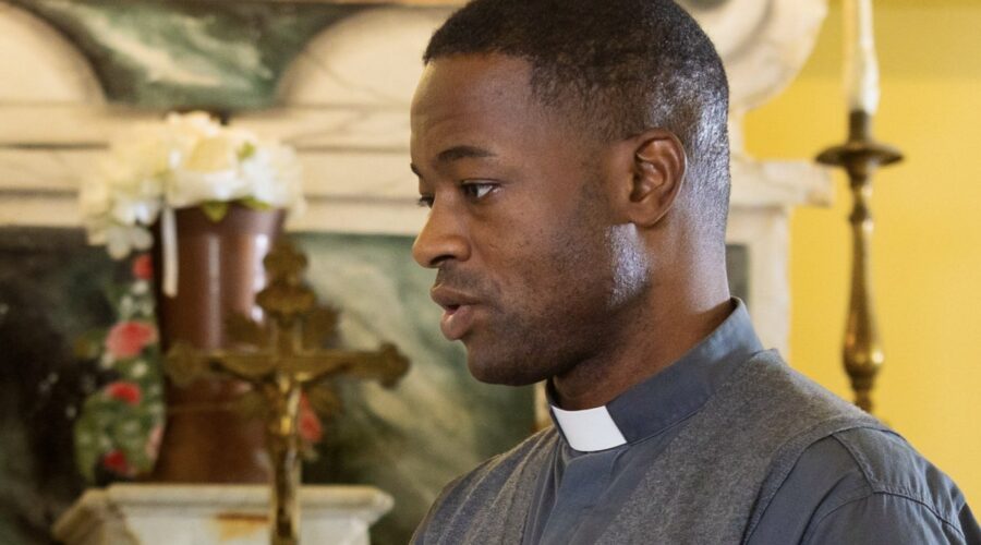 Hakim Gouem (don Antoine) in una scena di “Un Posto al Sole”, Credits: Rai.