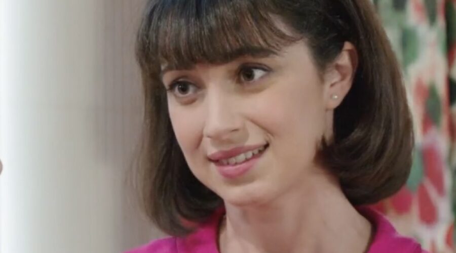 Clara Danese (Elvira) in una scena de “Il Paradiso Delle Signore 9 puntata 43”. Credits: Rai.