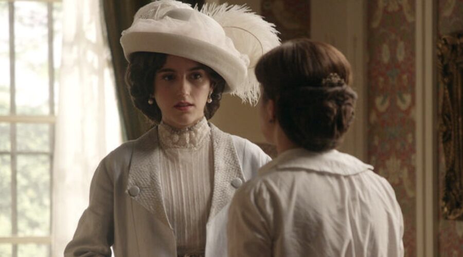 Da sinistra: Paula Losada (Jimena De Los Infantes) e Amparo Piñero (Martina Luján) in una scena de “La Promessa” Credits: RTI Mediaset.