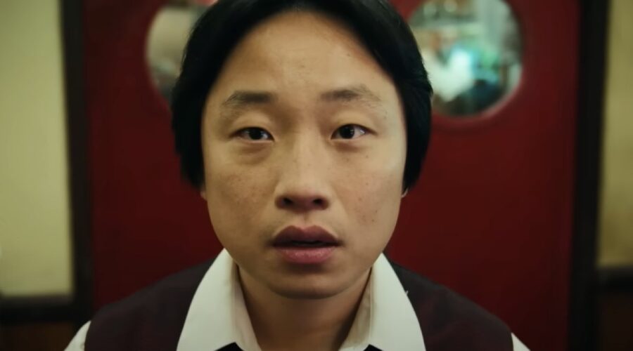 Screenshot di Jimmy O. Yang in una scena dal trailer di “Interior Chinatown”. Credits: Hulu.