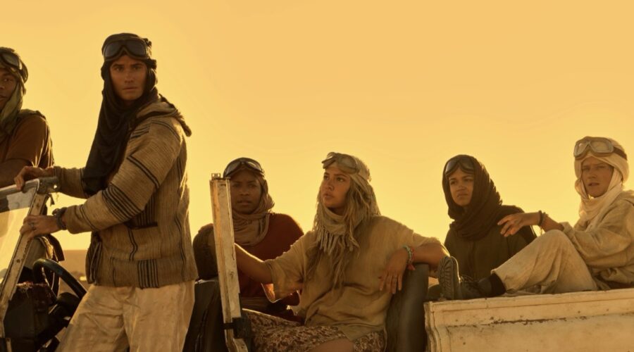 Da sinistra: Jonathan Daviss (Pope), Chase Stokes (John B), Carlacia Grant (Cleo), Madelyn Cline (Sarah Cameron), Madison Bailey (Kiara), Rudy Pankow (JJ) in una scena di “Outer Banks”. Credits: Jackson Lee Davis/Netflix © 2024.