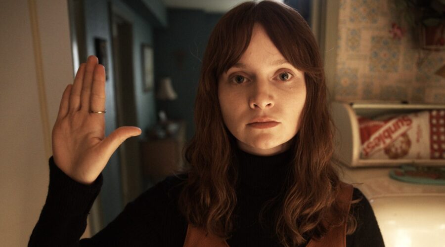 Lola Petticrew (Doloursprice) In Non Dire Niente Credits Disney Plus