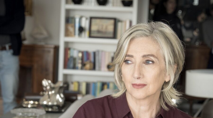 Lunetta Savino (Libera) in un posato per “Libera”. Credits: Rai.