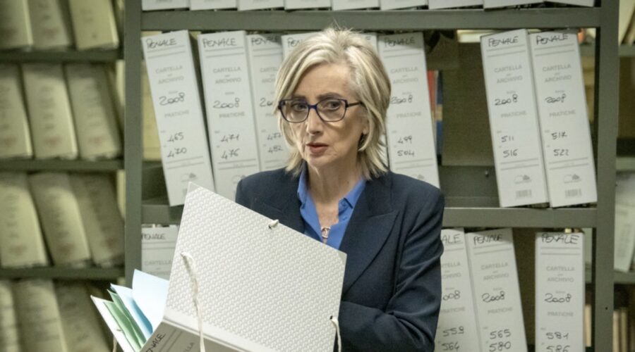 Lunetta Savino (Libera) in una scena di “Libera”. Credits: Rai.