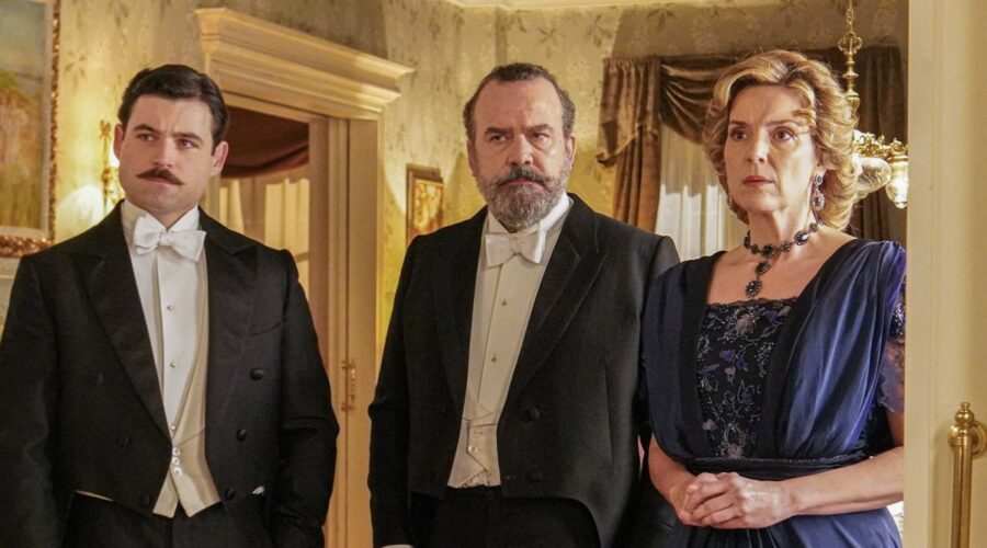 Da sinistra: Arturo Sancho (Manuel Luján), Manuel Regueiro (Alonso Luján) e Eva Martín (Cruz Ezquerdo) in una scena de “La Promessa” Credits: RTI Mediaset.