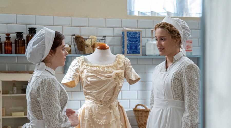 Da sinistra: Sara Molina (Maria Fernandez) e Ana Garces (Jana Exposito) in una scena de “La Promessa”. Credits: RTI Mediaset.