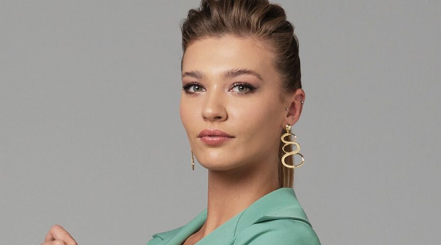 Melisa Döngel (Çagla Yilmaz) in un posato per “Love, Reason, Get Even”. Credits: RTI Mediaset.