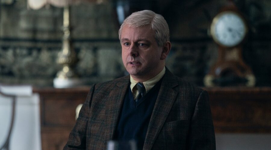 Michael Sheen (principe Andrew) in una scena di “A Very Royal Scandal”, Credits: Tim Vision.