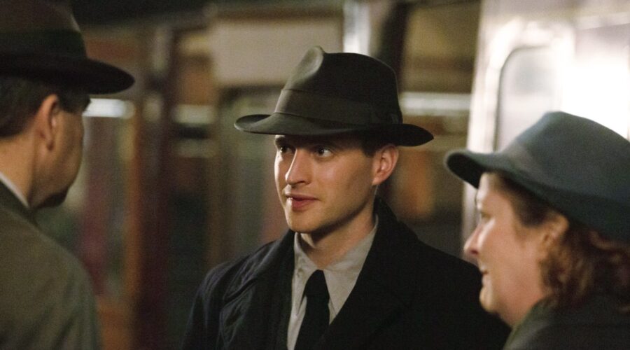Nicholas Ralph (James Herriot) in una scena di “Creature grandi e piccole”. Credits: Playground Television Ltd & all3media international e Sky.