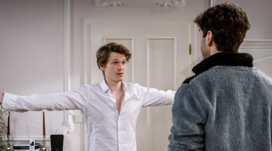 Da sinistra: Maurice Lattke (Otto) e Christopher Jan Busse (Noah Schwarzbach) in una scena di “Tempesta d'amore”. Credits: Das Erste.