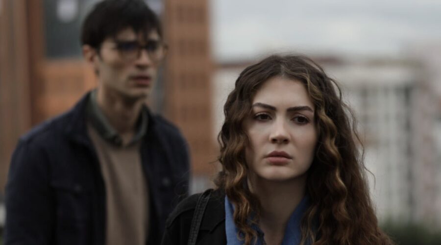 Da sinistra: Ilhan Sen (Ozan Korfali) e Burcu Özberk (Esra Erten) giovani in una scena di “Love, Reason, Get Even”. Credits: RTI Mediaset.