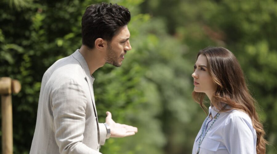 Da sinistra: Ilhan Sen (Ozan Korfali) e Burcu Özberk (Esra Erten) giovani in una scena di “Love, Reason, Get Even”. Credits: RTI Mediaset.