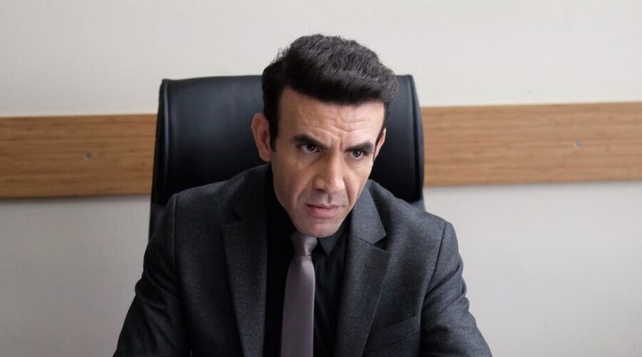 Mehmet Yilmaz Ak (Pars Seçkin) in una scena di “Segreti di Famiglia”. Credits: RTI Mediaset.